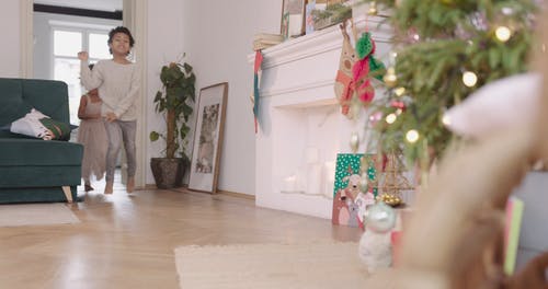 孩子们拆箱他们的圣诞礼物 · 免费素材视频
