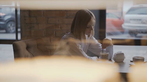 有关一杯咖啡, 咖啡厅, 坐的免费素材视频