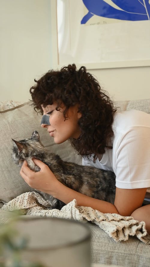 一个女人抚摸她的猫 · 免费素材视频
