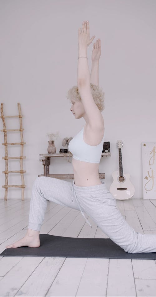 一个女人在家里做瑜伽垫 · 免费素材视频