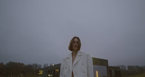 有关多风, 天空, 女人的免费素材视频