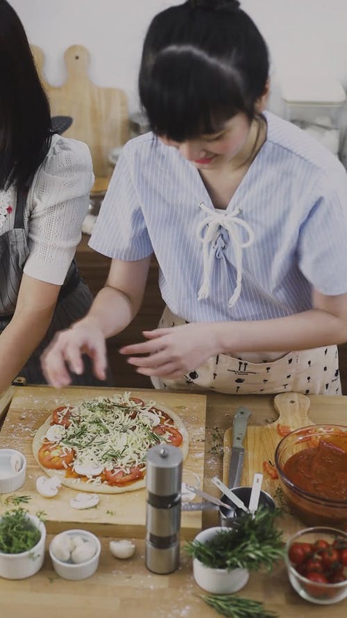 有关乳酪, 人, 垂直视频的免费素材视频