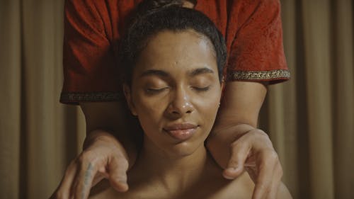 有关全身按摩, 咖啡色头发的女人, 女人的免费素材视频