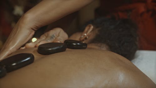有关咖啡色头发的女人, 女人, 室内的免费素材视频