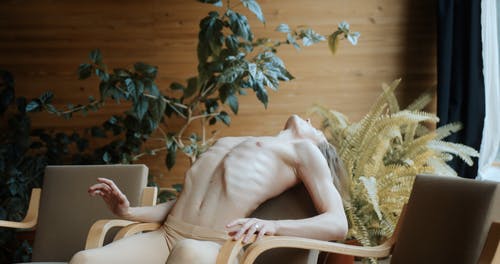 有关人, 半裸, 单人沙发的免费素材视频