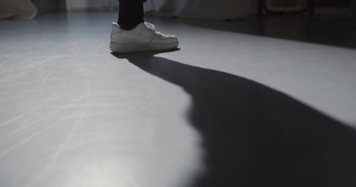 有关地板, 步伐, 白色运动鞋的免费素材视频