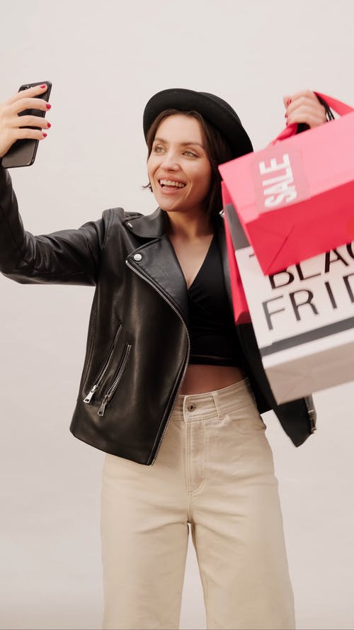一个女人在拍照时拿着购物袋 · 免费素材视频