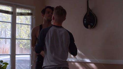 同性恋夫妇在身体上的对抗 · 免费素材视频