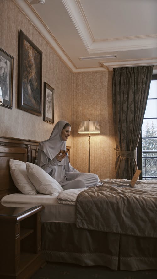 有关吃, 坐, 垂直视频的免费素材视频