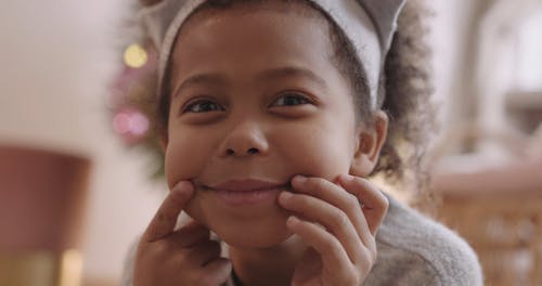 一个小女孩做鬼脸 · 免费素材视频