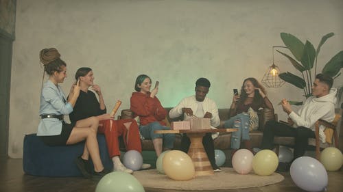 有关五彩纸屑, 坐, 女性的免费素材视频