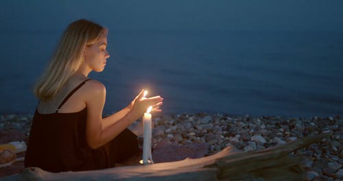 有关坐, 多岩石的海滩, 女人的免费素材视频