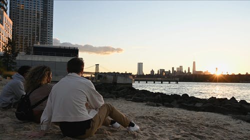 有关一起, 坐, 岩石的免费素材视频