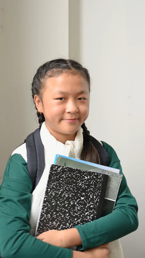 有关图书, 垂直视频, 小孩的免费素材视频