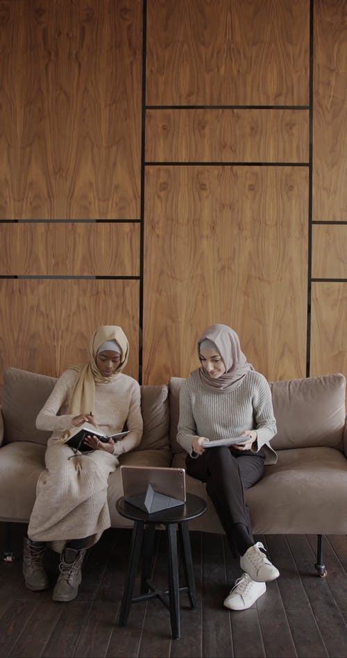 有关一起, 坐, 垂直视频的免费素材视频