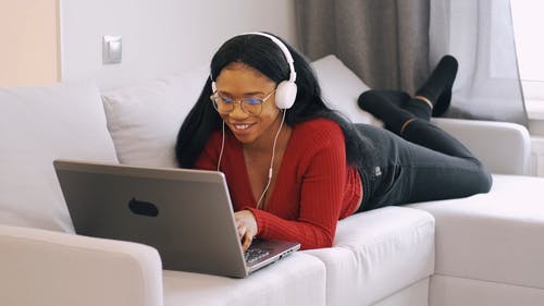 有关坐, 女人, 室内的免费素材视频