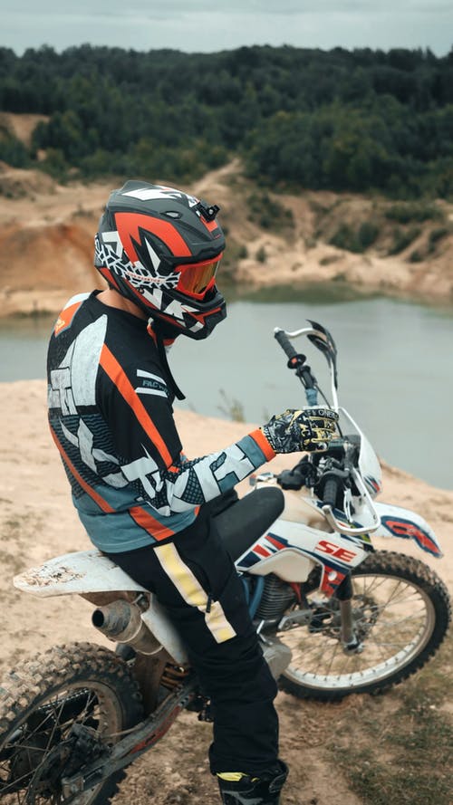 有关人, 坐, 垂直视频的免费素材视频