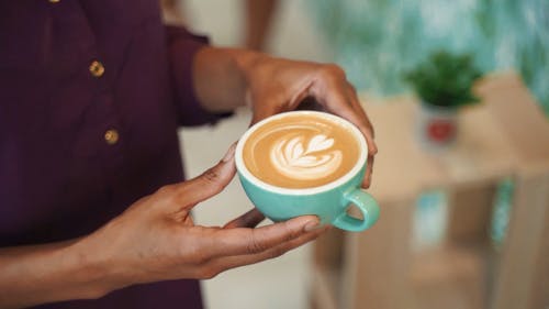 一个人喝咖啡拿铁咖啡 · 免费素材视频