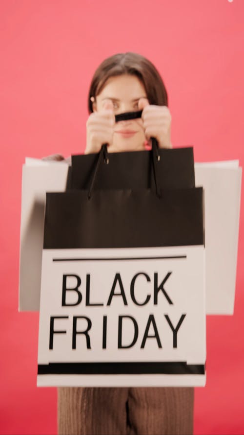 一个女人在黑色星期五购物上显示她的包 · 免费素材视频