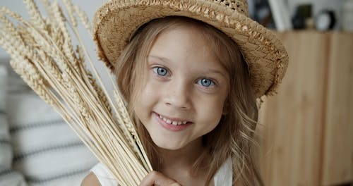 有关乾燥花, 儿童, 女孩的免费素材视频