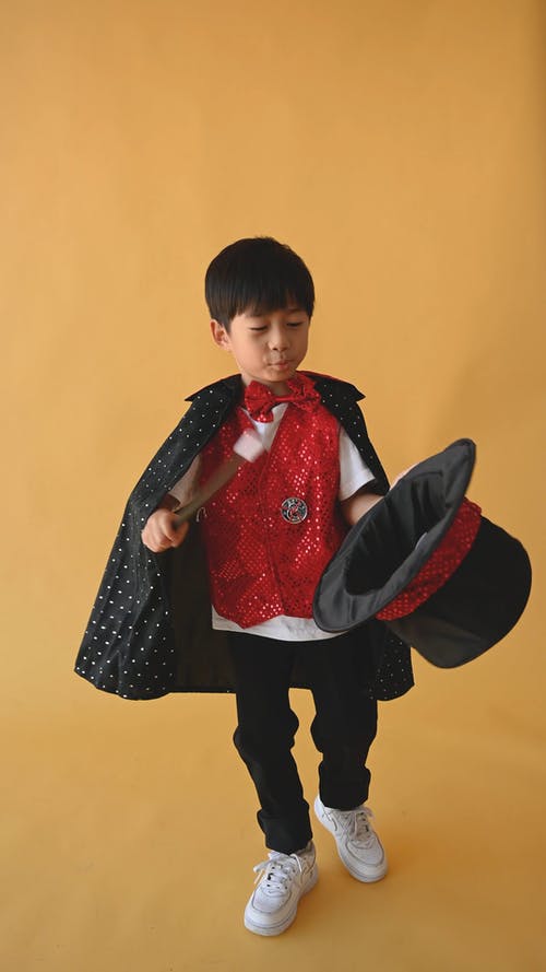 小孩穿着魔术师服装 · 免费素材视频