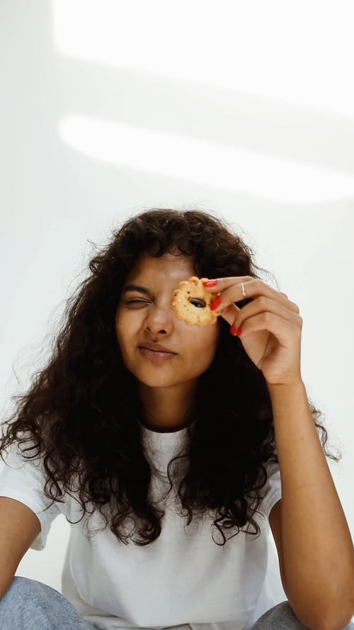 有关休闲, 偷看, 垂直视频的免费素材视频