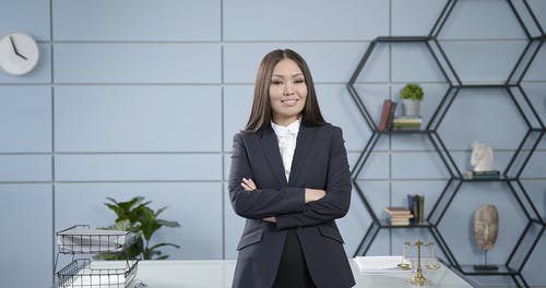 有关上班服, 交叉双臂, 室内的免费素材视频