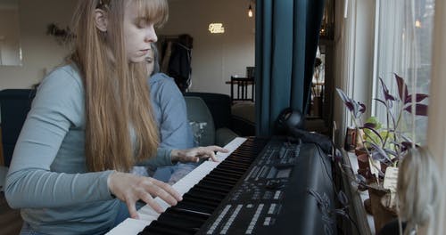 有关＃室内, 一起, 倾听的免费素材视频