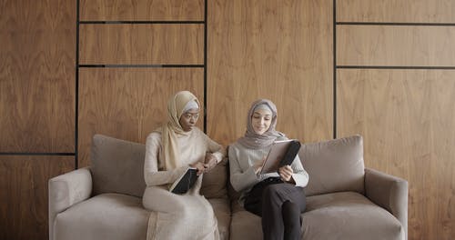 有关iPad, ムルシム, 坐的免费素材视频