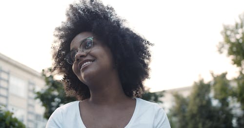 有关低角度拍摄, 千年, 卷发的免费素材视频