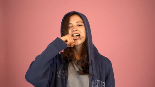 有关咬, 女人, 工作室拍摄的免费素材视频