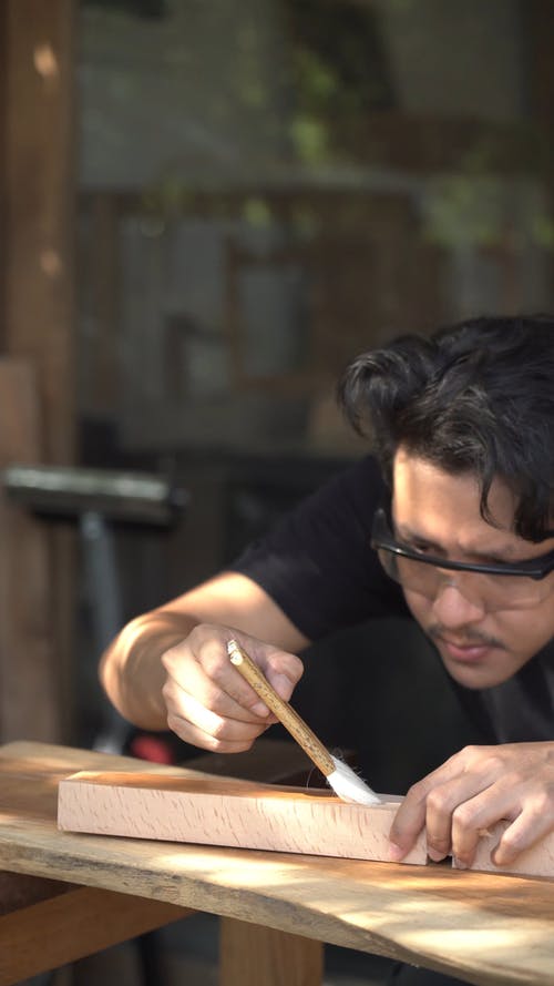 一个人刷木材 · 免费素材视频