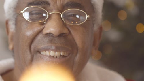 有关圣诞季节, 圣诞树背景, 微笑的免费素材视频