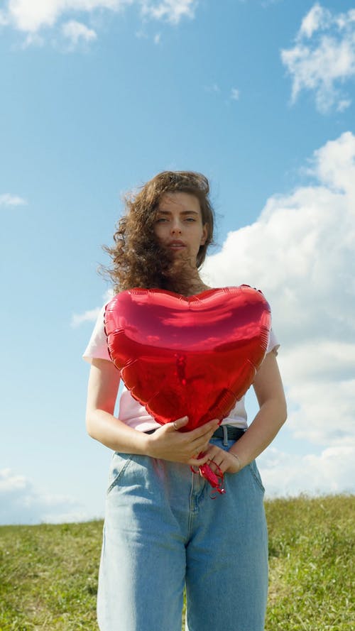 有关垂直视频, 年轻女子, 微风的免费素材视频