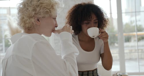 两个女人在家里喝茶 · 免费素材视频