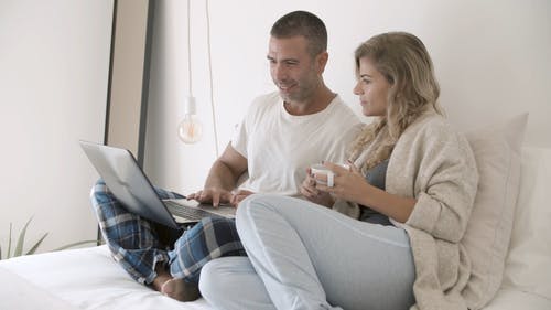 男人和女人看着笔记本电脑互相交谈 · 免费素材视频