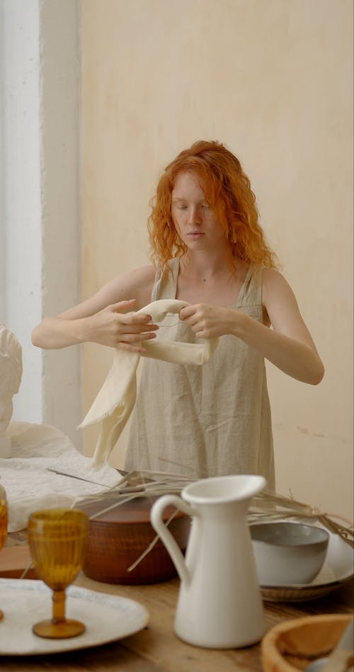 有关修理头发, 围裙, 垂直视频的免费素材视频