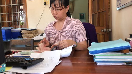 有关在桌子上, 坐, 女人的免费素材视频