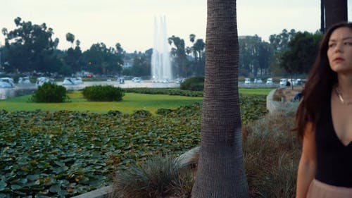 焦虑的女人在公园散步 · 免费素材视频