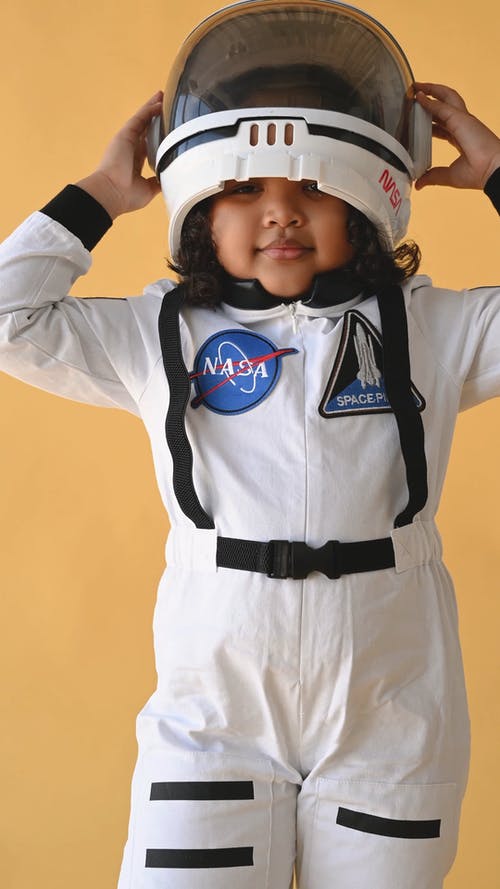穿美国国家航空航天局服装的女孩 · 免费素材视频