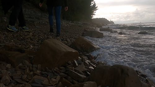 有关岸边, 招手, 步行的免费素材视频
