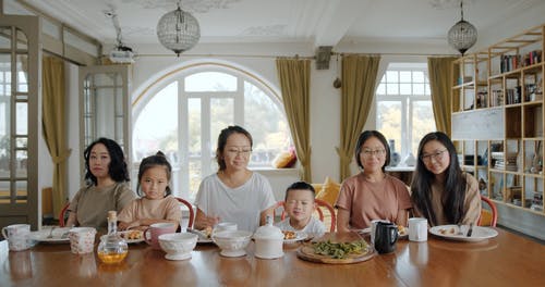 坐在餐桌旁的幸福家庭 · 免费素材视频