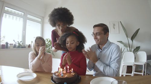 一家人在生日蛋糕前鼓掌 · 免费素材视频
