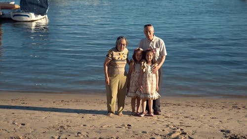 祖父母与孙子在沙滩上 · 免费素材视频