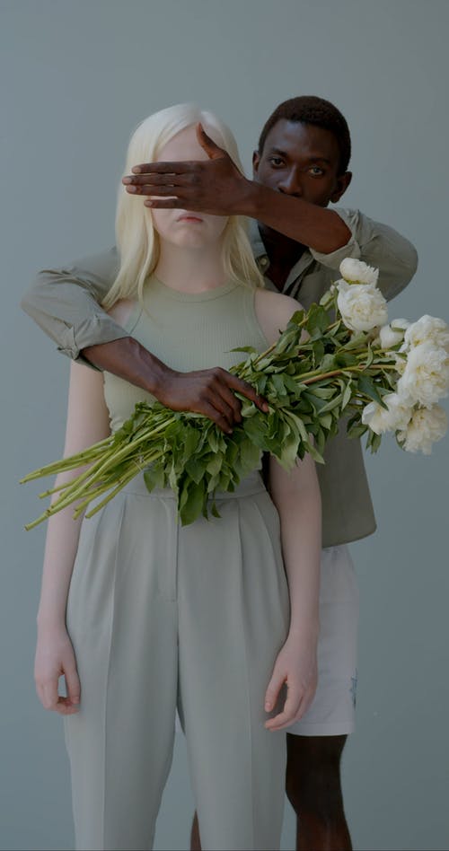 有关一束花, 人, 垂直视频的免费素材视频