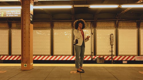 有关微笑, 打电话, 卷发的免费素材视频