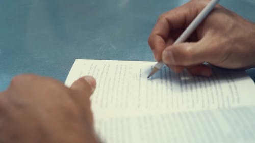 人的手在书上写的特写视图 · 免费素材视频