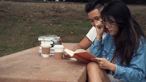 有关booklovers, 一对, 书爱人的免费素材视频