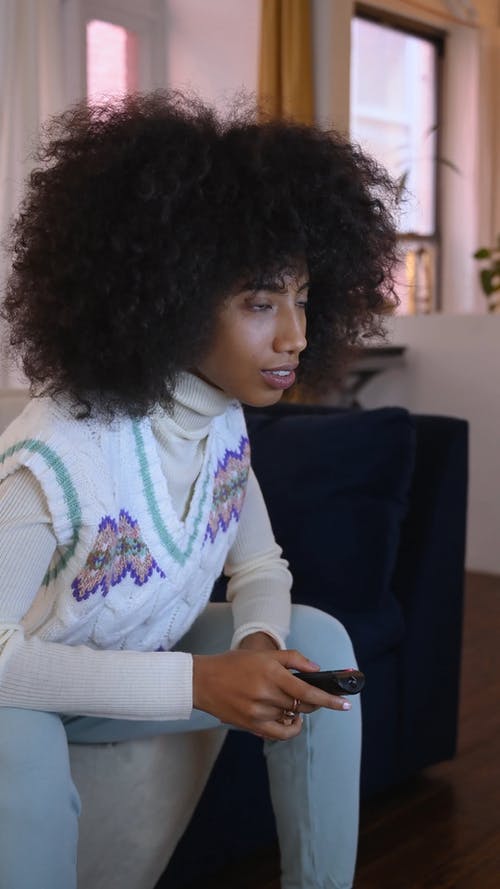 有关＃室内, 坐, 垂直视频的免费素材视频