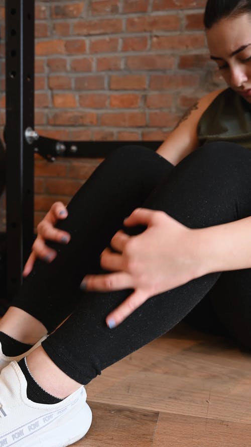 有关地板, 坐, 垂直视频的免费素材视频